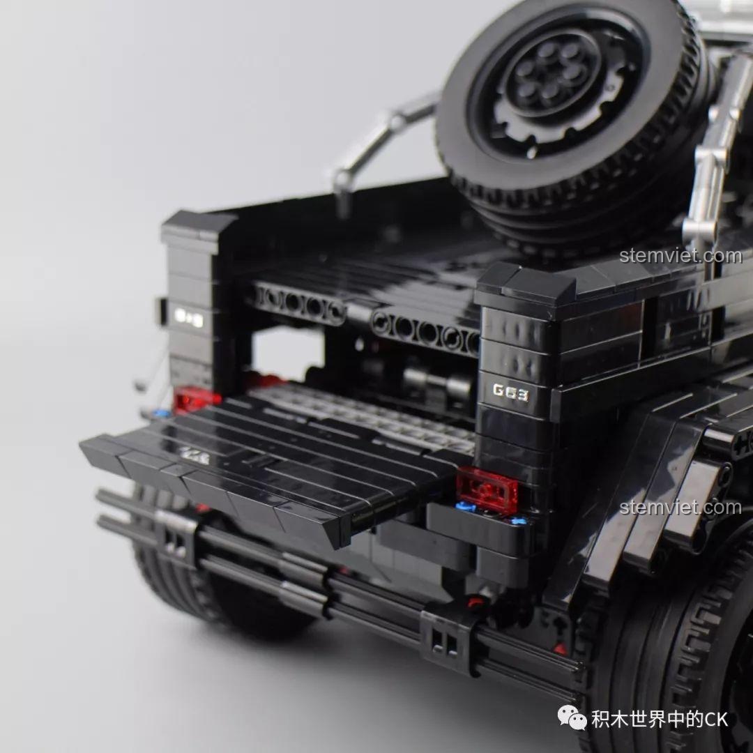 Bánh xe dự phòng kích thước đầy đủ được gắn trên khung kim loại ở thùng sau của Siêu xe bán tải Mercedes G63 6 bánh LEJ901.