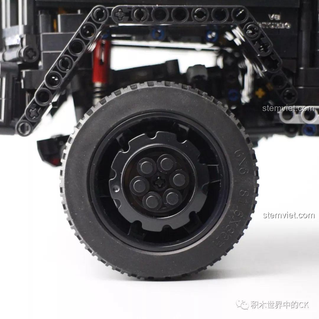 Cận cảnh bánh xe và hệ thống treo sau của đồ chơi mô hình Rael LE-J901.