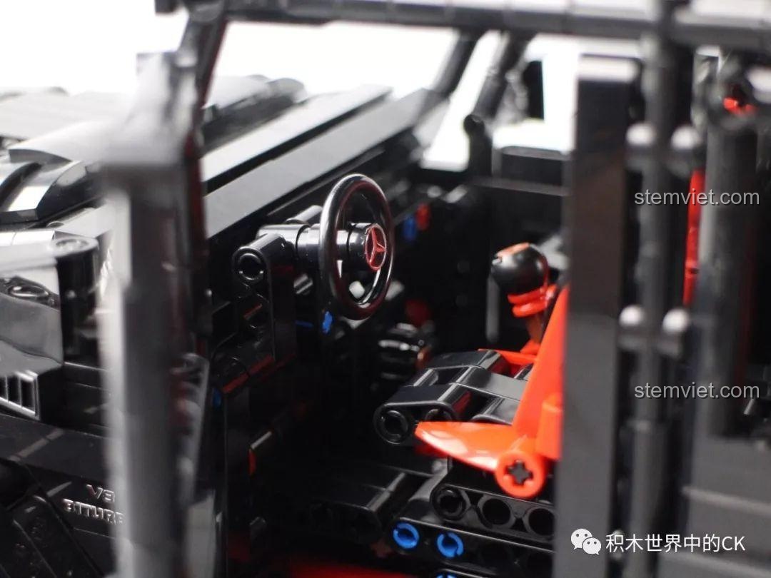 Cửa sổ trời nhỏ trên mui xe của đồ chơi lắp ghép Rael.