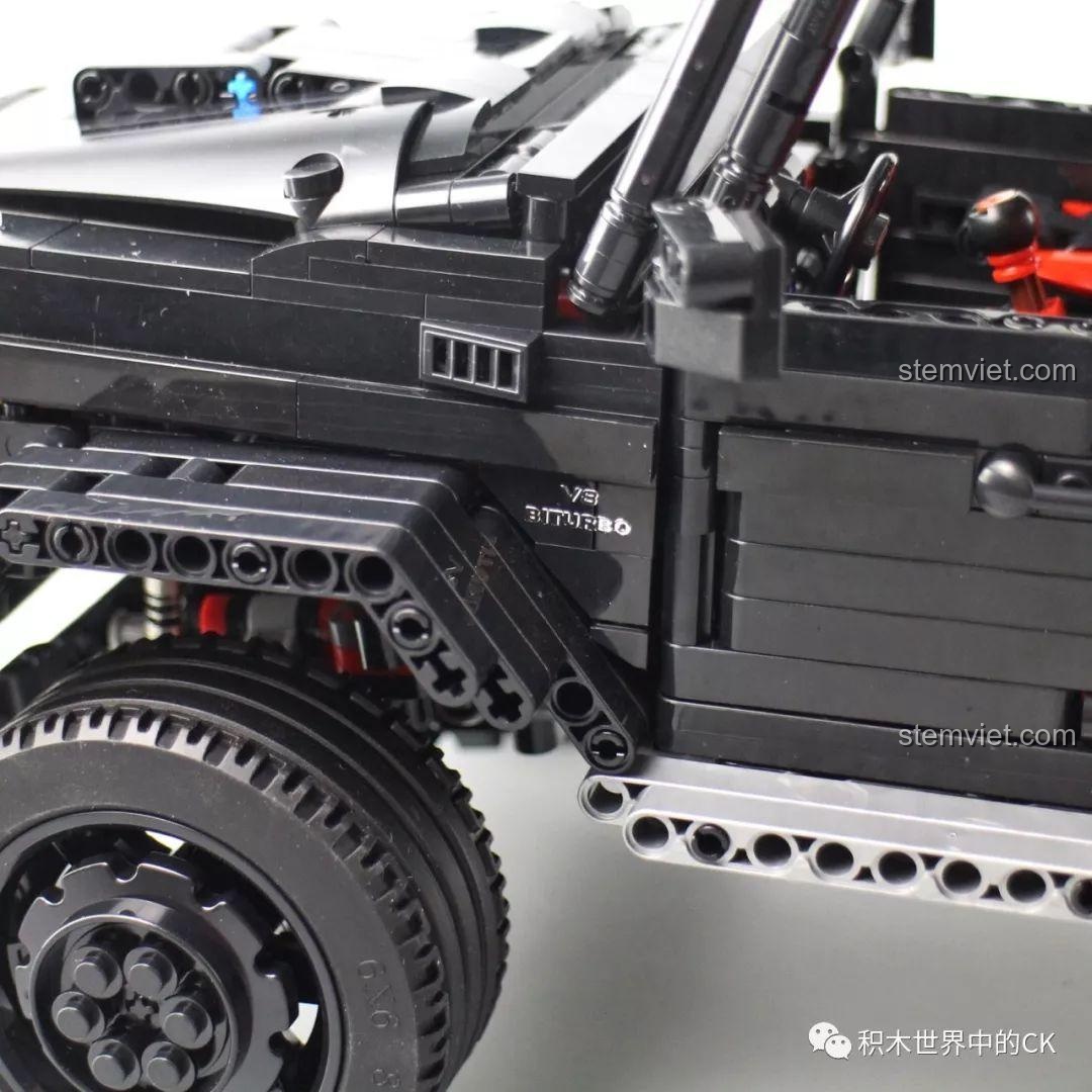 Chi tiết cửa xe và ống xả bên hông của Rael LEJ901 Quái vật địa hình G63 AMG 6x6.