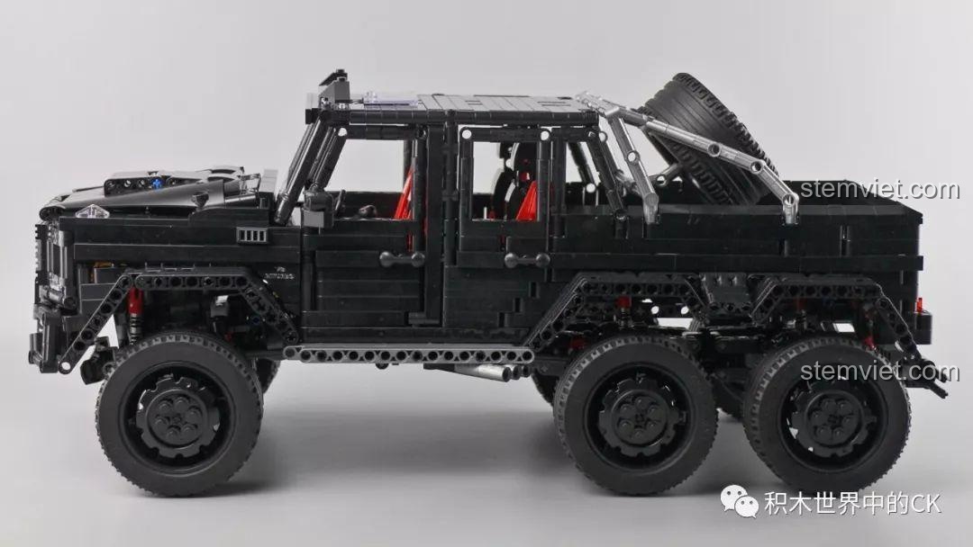 Chi tiết đầu xe Rael LE-J901 với lưới tản nhiệt và logo Mercedes đặc trưng.