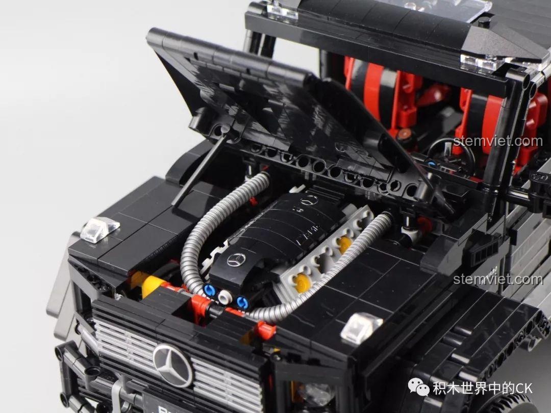 Cận cảnh khối động cơ V8 Biturbo AMG được mô phỏng chi tiết trong đồ chơi lắp ghép Mô hình Mercedes G-Class 6x6.