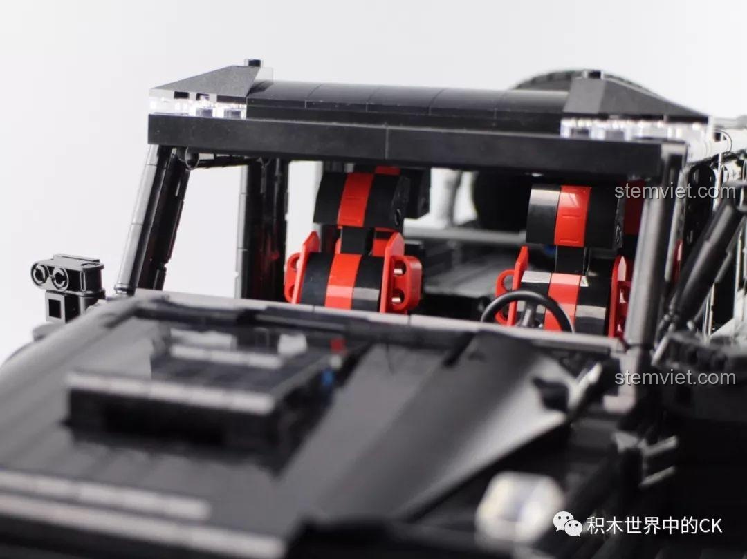 Cận cảnh đuôi xe với decal G63 và AMG của đồ chơi mô hình Xe Bán Tải Địa Hình Mercedes G63 AMG 6x6 J901.