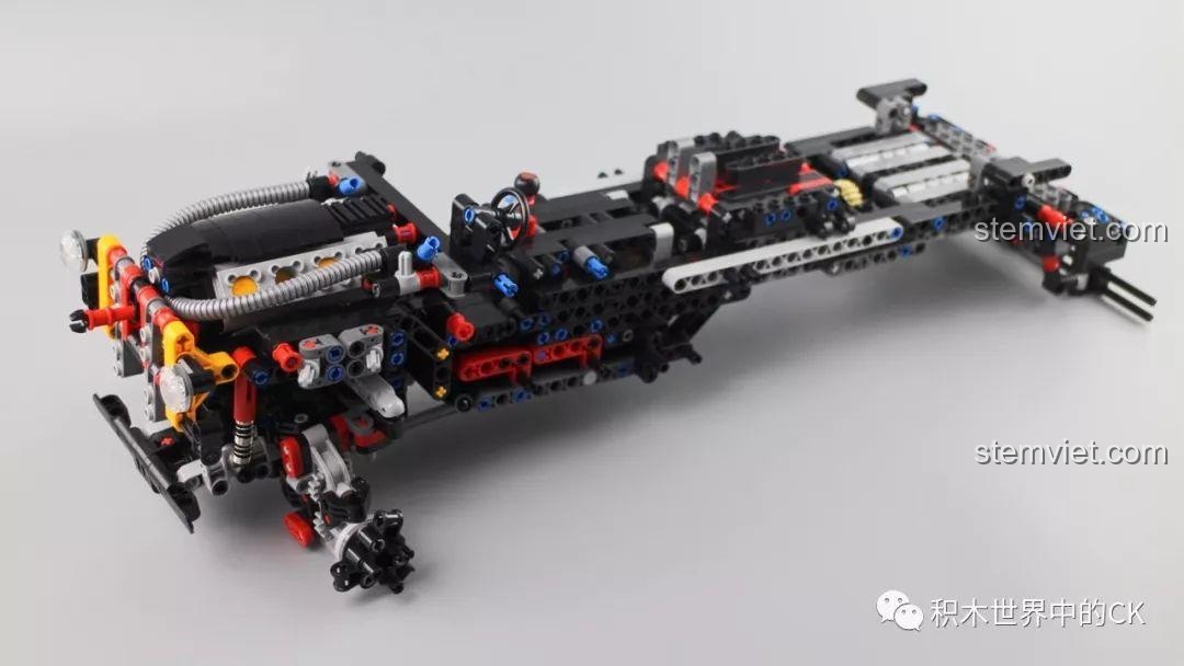 Cận cảnh hệ thống lái và truyền động phức tạp của Rael LEJ901 Quái vật địa hình G63 AMG 6x6.