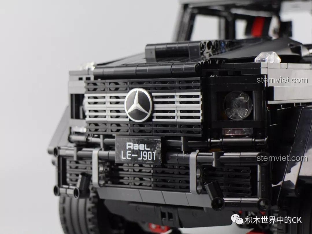 Chi tiết phần cản trước và lưới tản nhiệt của đồ chơi mô hình Xe Bán Tải Địa Hình Mercedes G63 AMG 6x6 J901.