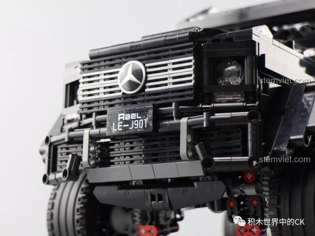 Chi tiết nắp capo của bộ xếp hình Rael 901 với các khe thoát gió được tái hiện tinh tế.