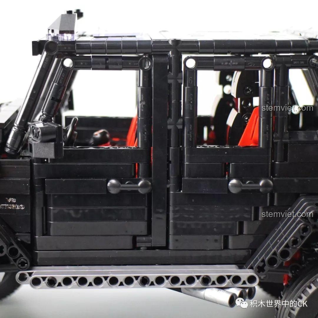 Nội thất bên trong với vô lăng logo Mercedes và ghế ngồi thể thao của bộ xếp hình Mô hình Mercedes G-Class 6x6.
