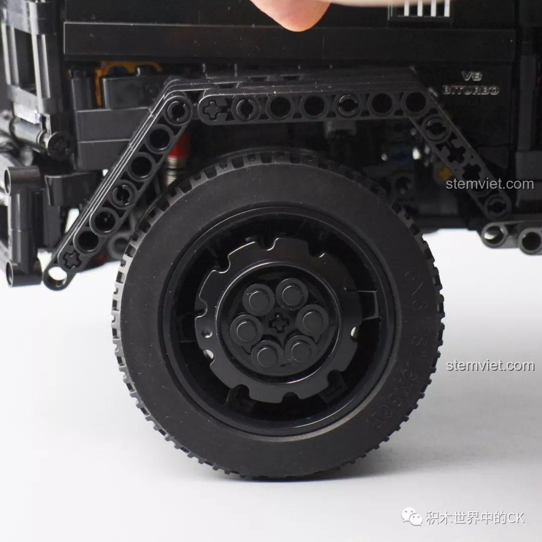 Chi tiết thân xe với decal V8 Biturbo của Siêu xe bán tải Mercedes G63 6 bánh J901.