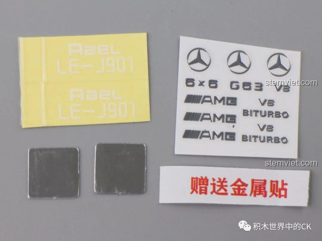 Bộ decal và sticker kim loại tặng kèm của đồ chơi lắp ghép Rael, bao gồm logo Mercedes, AMG, G63 V8 Biturbo để tăng độ chân thực cho mô hình.