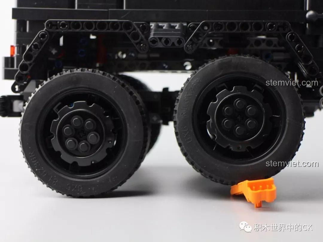 Góc nhìn từ dưới gầm xe của đồ chơi mô hình Rael LE-J901, phô diễn toàn bộ hệ thống truyền động 6x6 và hệ thống treo phức tạp.