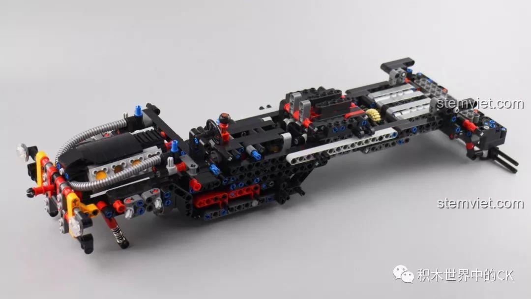 Khung gầm Siêu xe bán tải Mercedes G63 6 bánh J901 với hệ thống treo trước và động cơ V8 đã được lắp đặt.