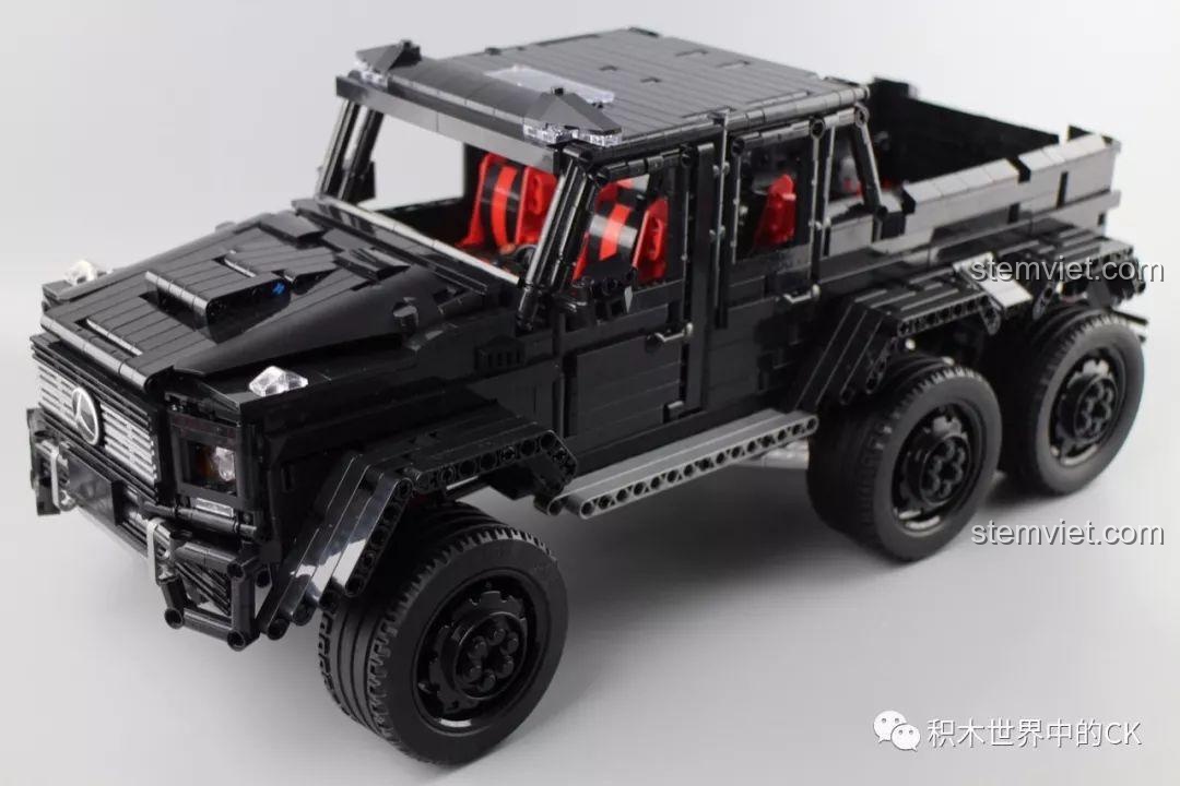 Mô hình xe gần hoàn chỉnh của bộ xếp hình Rael 901, chuẩn bị lắp bánh xe.