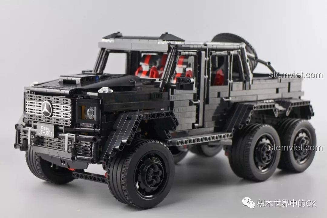 Góc nhìn từ phía trước của đồ chơi lắp ghép Mô hình Mercedes G-Class 6x6, nổi bật với logo Mercedes và biển số Rael LE-J901.