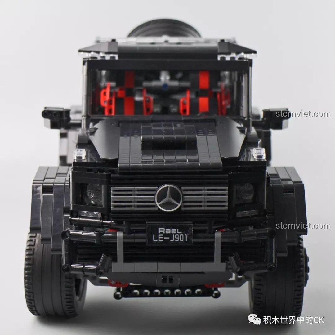 Góc nhìn chính diện của bộ lắp ráp Xe Bán Tải Địa Hình Mercedes G63 AMG 6x6, thể hiện sự bề thế và mạnh mẽ.