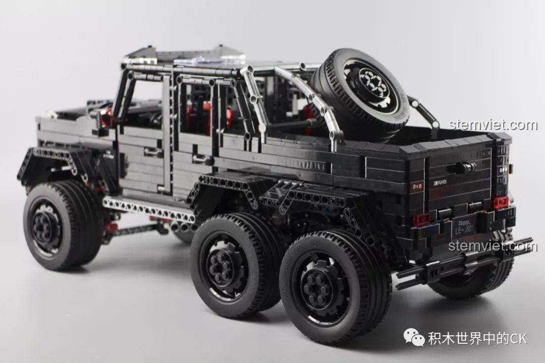 Góc nhìn từ phía sau của Siêu xe bán tải Mercedes G63 6 bánh J901, với bánh dự phòng và cụm đèn hậu chi tiết.