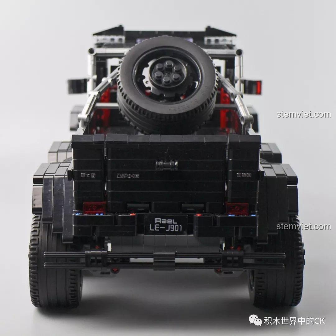 Góc nhìn 3/4 từ phía sau của Rael LEJ901 Quái vật địa hình G63 AMG 6x6, thể hiện rõ phần thùng xe và hệ thống treo sau.