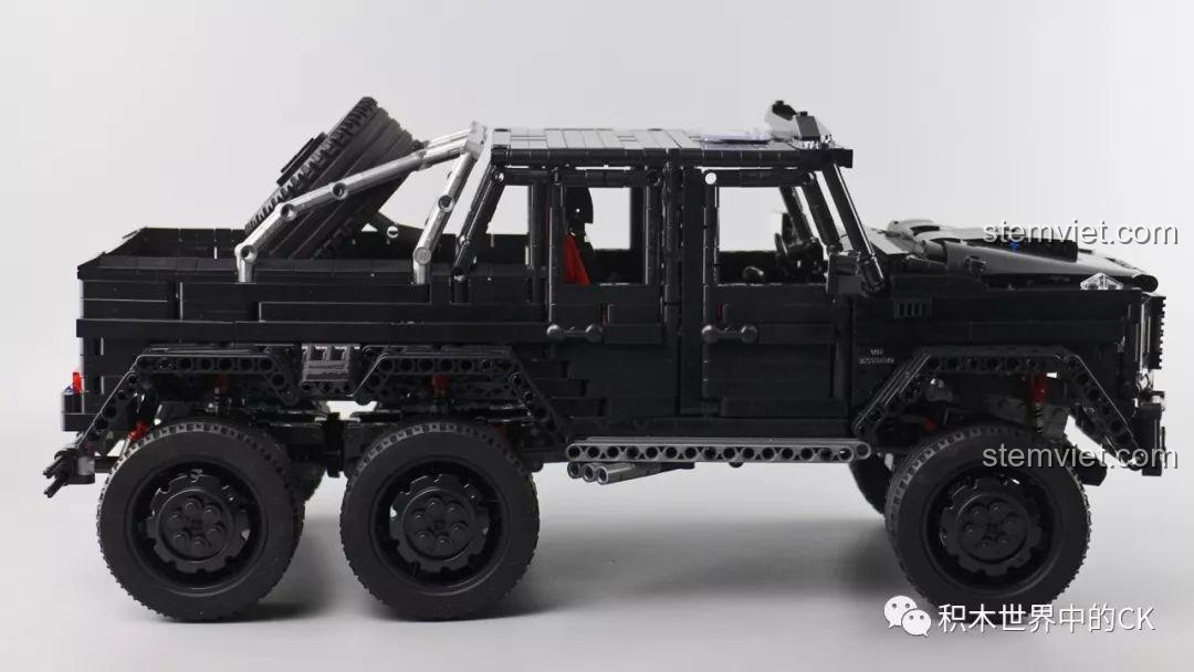 Góc nhìn ngang từ phía sau bên kia của đồ chơi lắp ghép Rael.