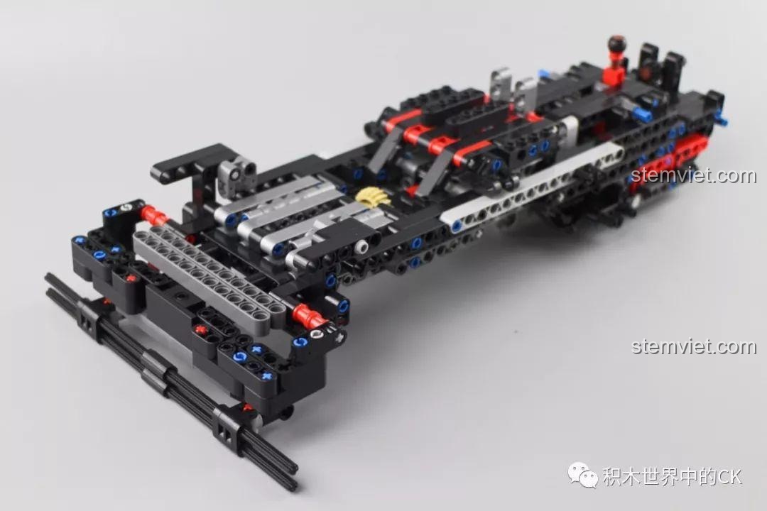 Khung gầm chính của đồ chơi lắp ghép Mô hình Mercedes G-Class 6x6 đã hoàn thành, sẵn sàng để lắp hệ thống treo và bánh xe.