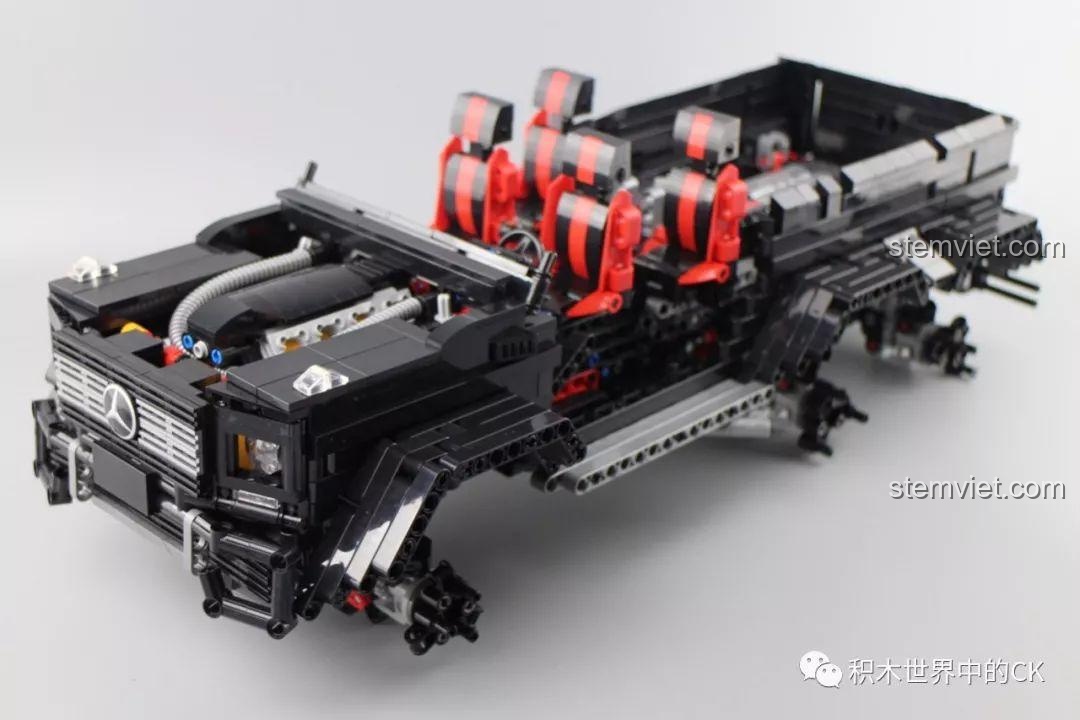 Mô hình Rael LEJ901 Quái vật địa hình G63 AMG 6x6 với phần thân và nội thất gần hoàn chỉnh.