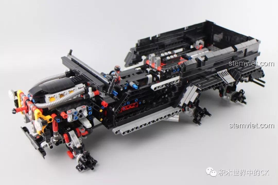 Mô hình Siêu xe bán tải Mercedes G63 6 bánh LEJ901 với phần khung gầm và thân sau đã hoàn thiện.