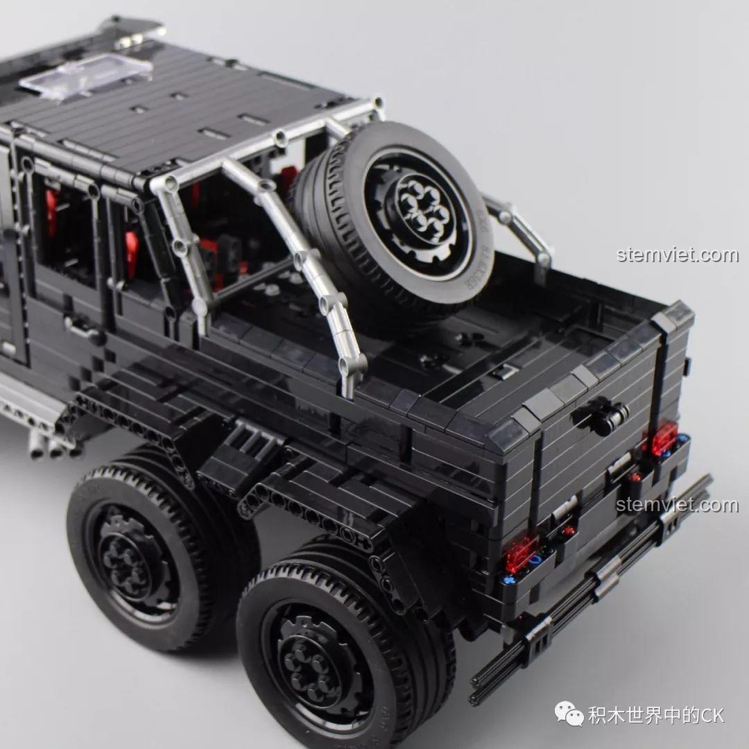 Lắp ráp bánh xe dự phòng trên thùng sau của Siêu xe bán tải Mercedes G63 6 bánh LEJ901.