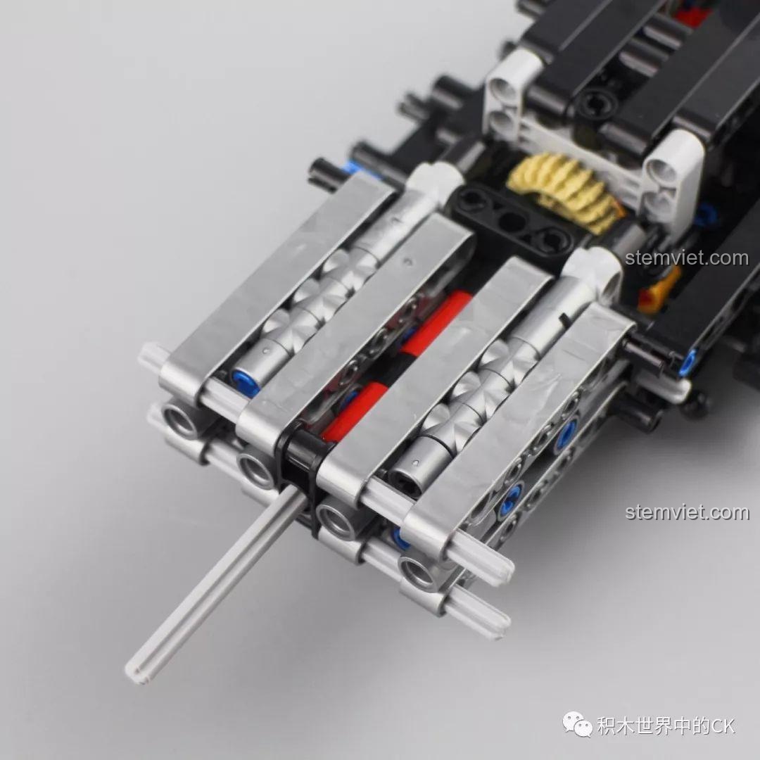 Chi tiết động cơ V8 của mô hình Rael LE-J901 đang được lắp ráp.