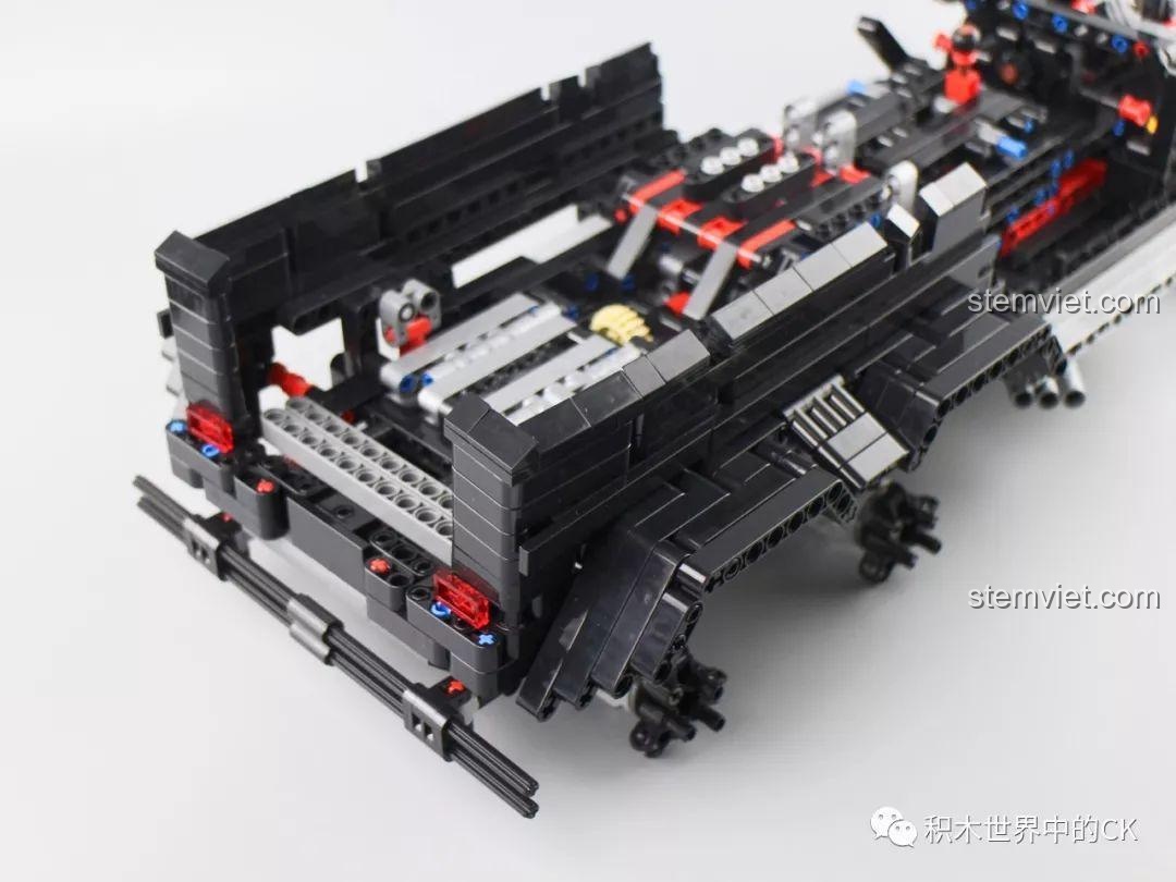 Cận cảnh phần đuôi xe và thùng sau của bộ xếp hình Rael 901 đang được lắp ráp.