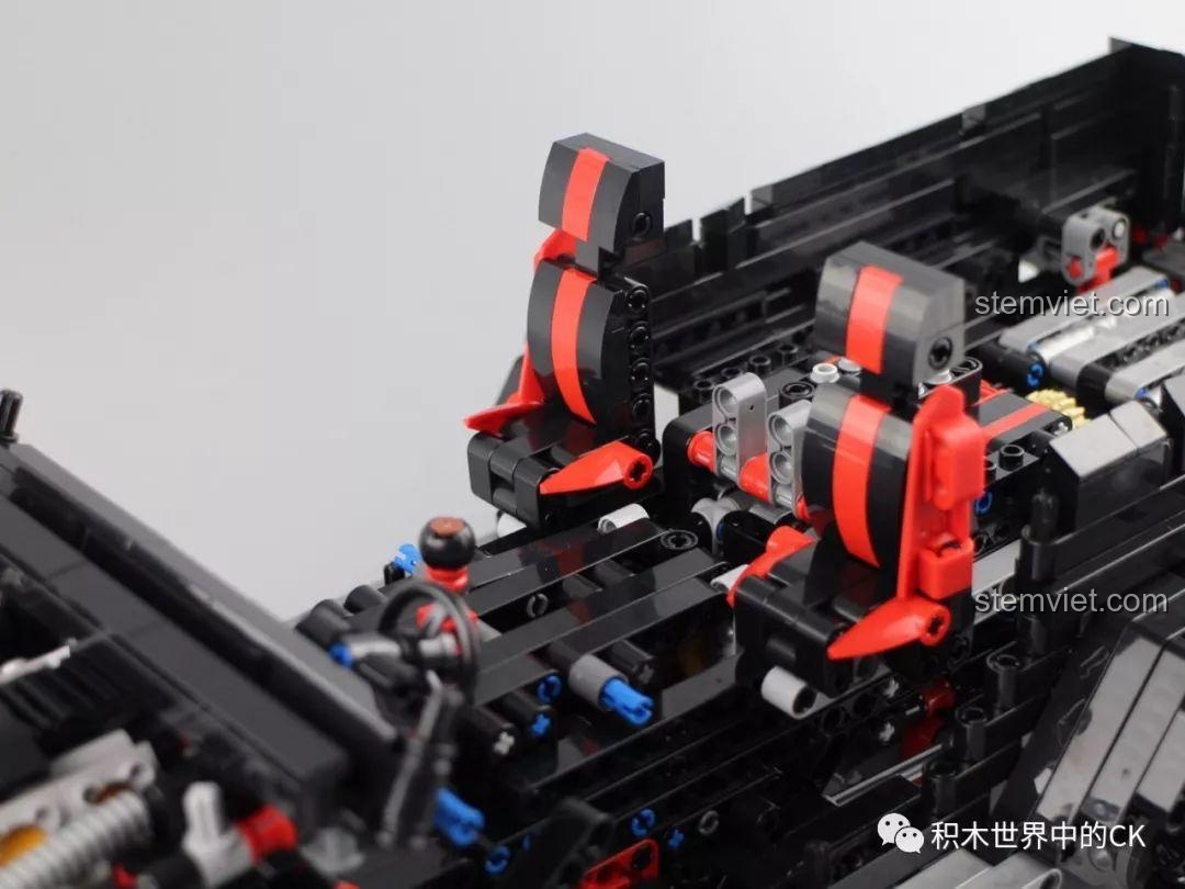 Lắp ráp ghế ngồi màu đỏ đen thể thao cho bộ lắp ráp Xe Bán Tải Địa Hình Mercedes G63 AMG 6x6.