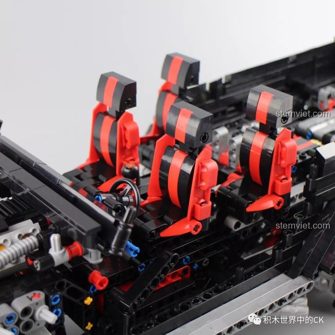 Nội thất với 4 ghế ngồi và vô lăng đã được lắp vào mô hình đồ chơi Rael LE-J901.