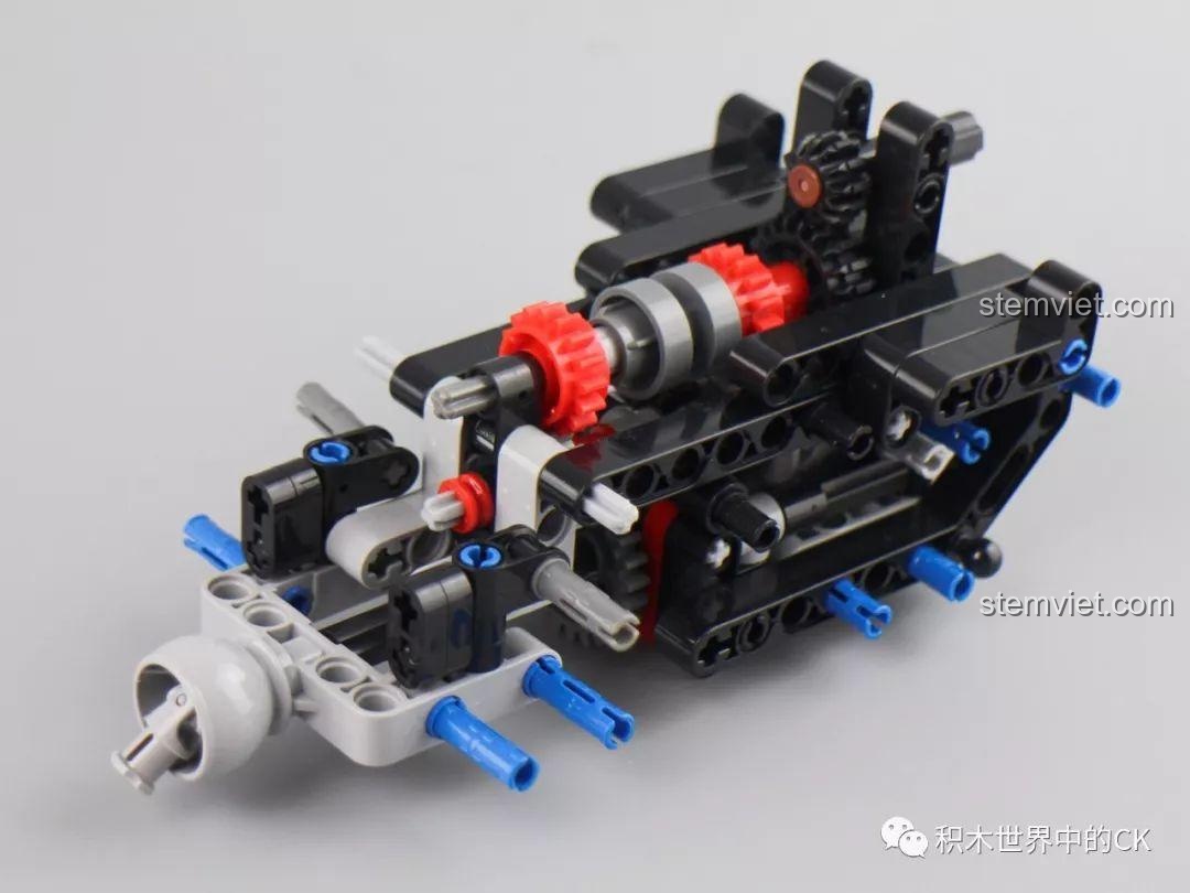 Quá trình lắp ráp khung gầm và hộp số của bộ lắp ráp Quái vật địa hình G63 AMG 6x6 Rael, thể hiện sự phức tạp của các chi tiết Technic.