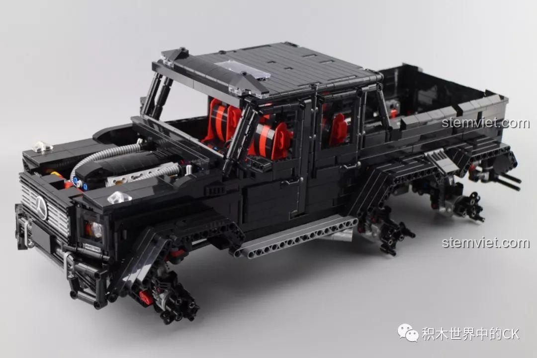 Mô hình Mercedes G-Class 6x6 LE-J901 với phần mui xe và khung thân đã được lắp đặt.