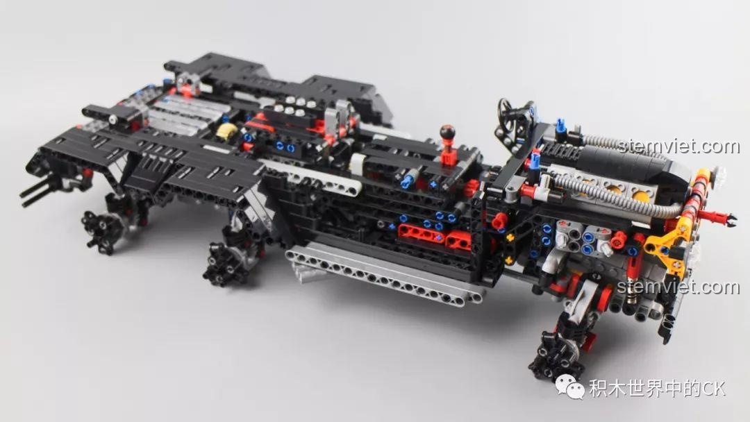 Thân xe đang dần hình thành trên khung gầm của đồ chơi mô hình Xe Bán Tải Địa Hình Mercedes G63 AMG 6x6 J901.