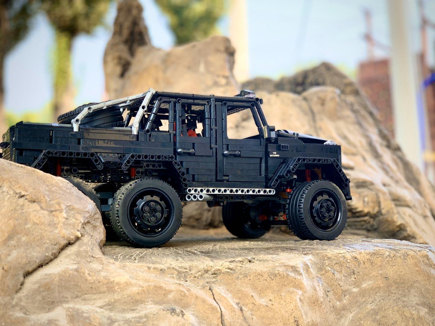 Mô hình Rael LE-J901 Mercedes G63 AMG 6x6 trên địa hình đá, đồ chơi lắp ráp cho bé trai 8 tuổi.