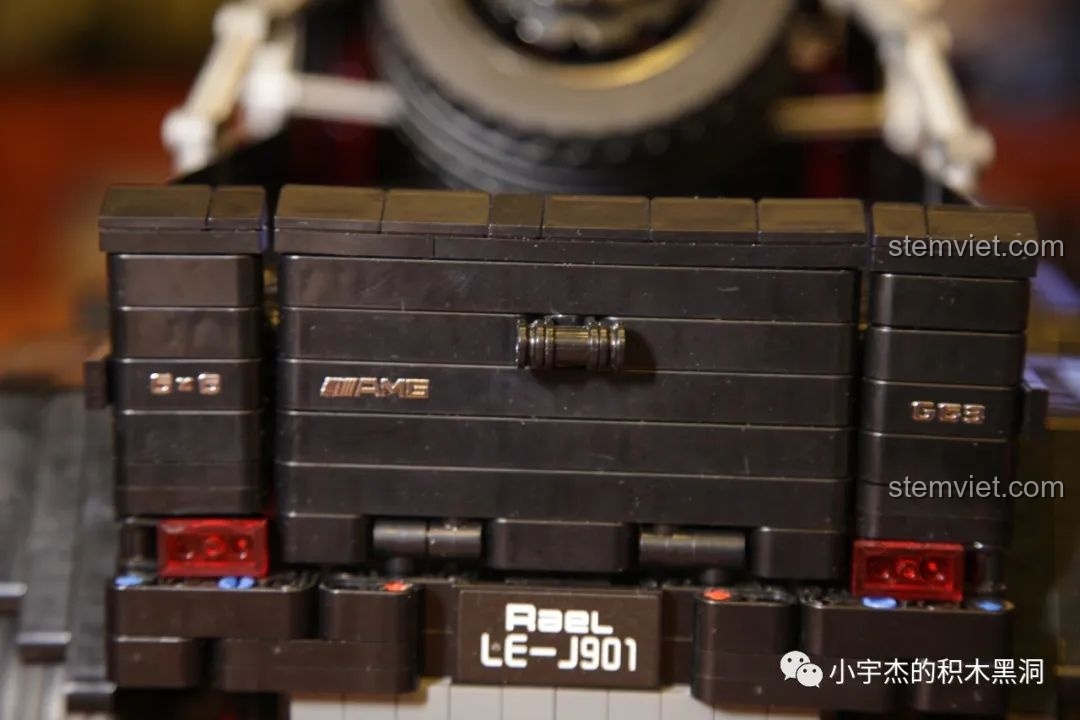 Cửa sổ trời nhỏ trên mui xe của mô hình Rael LE-J901 Mercedes G63 AMG 6x6 có thể mở ra.