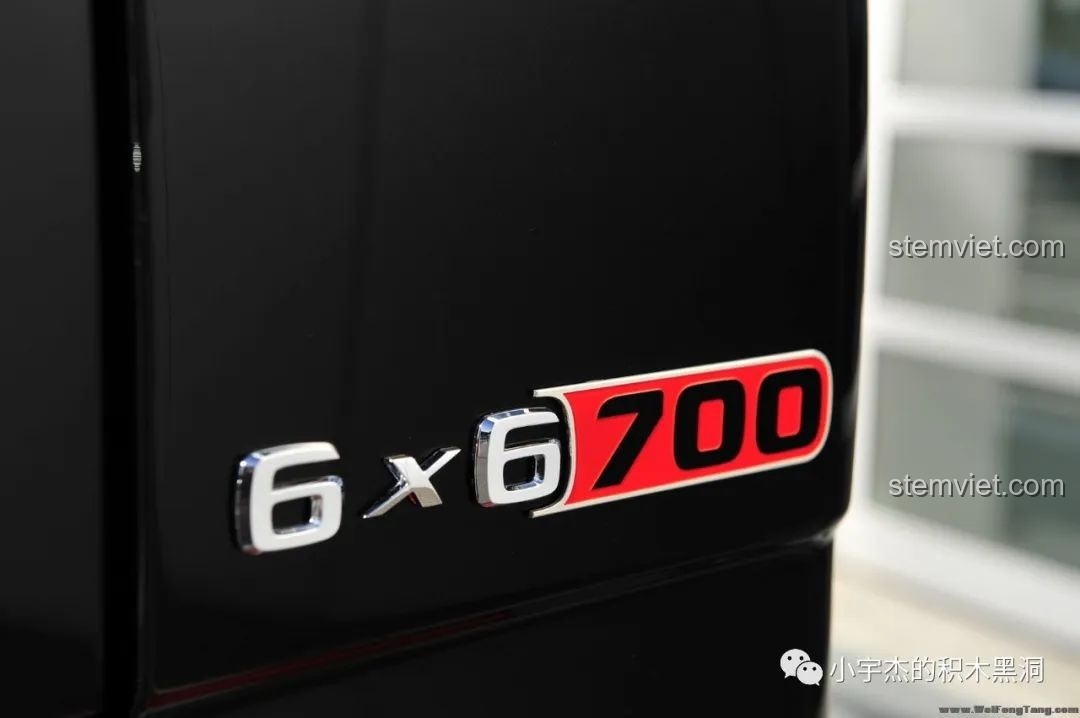 Cửa sổ trời nhỏ trên mui xe của mô hình Rael LE-J901 Mercedes G63 AMG 6x6 mở ra nhưng không có cơ chế giữ.