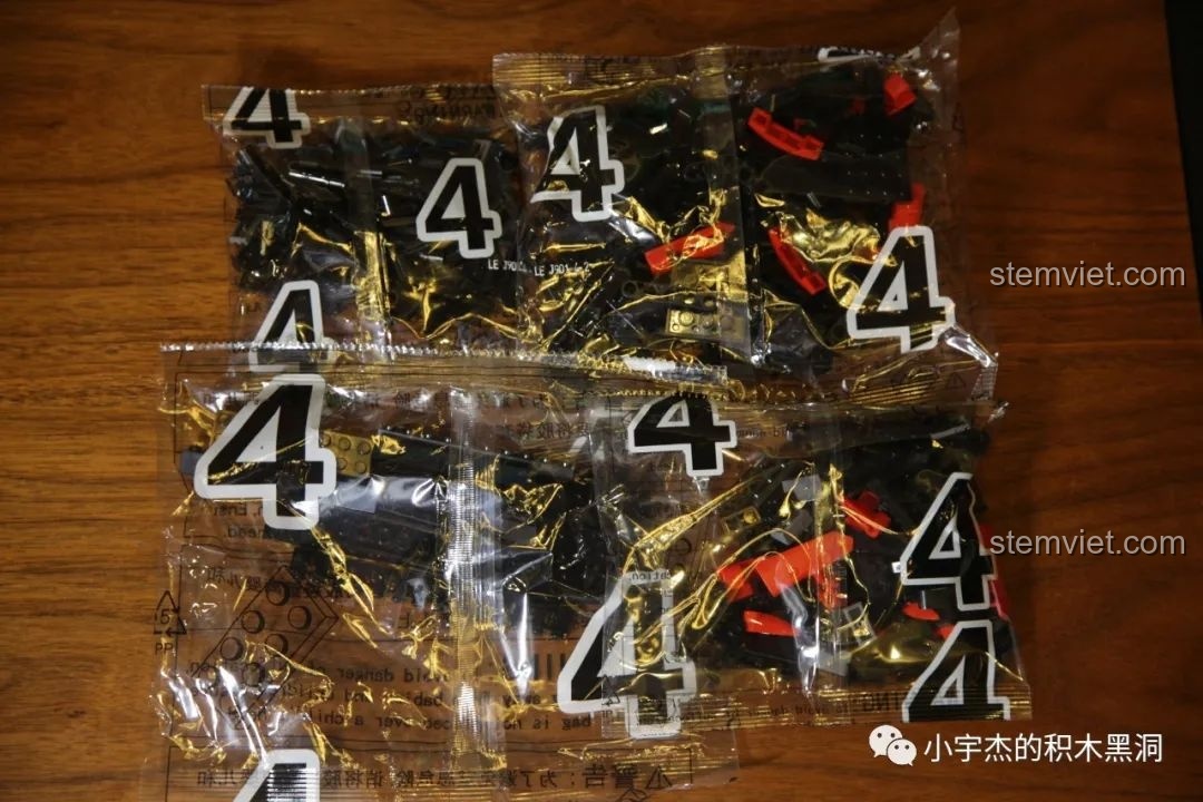 Bốn cánh cửa xe đã hoàn thành trong bộ Rael LE-J901 Mercedes G63 AMG 6x6, với thiết kế chắc chắn.