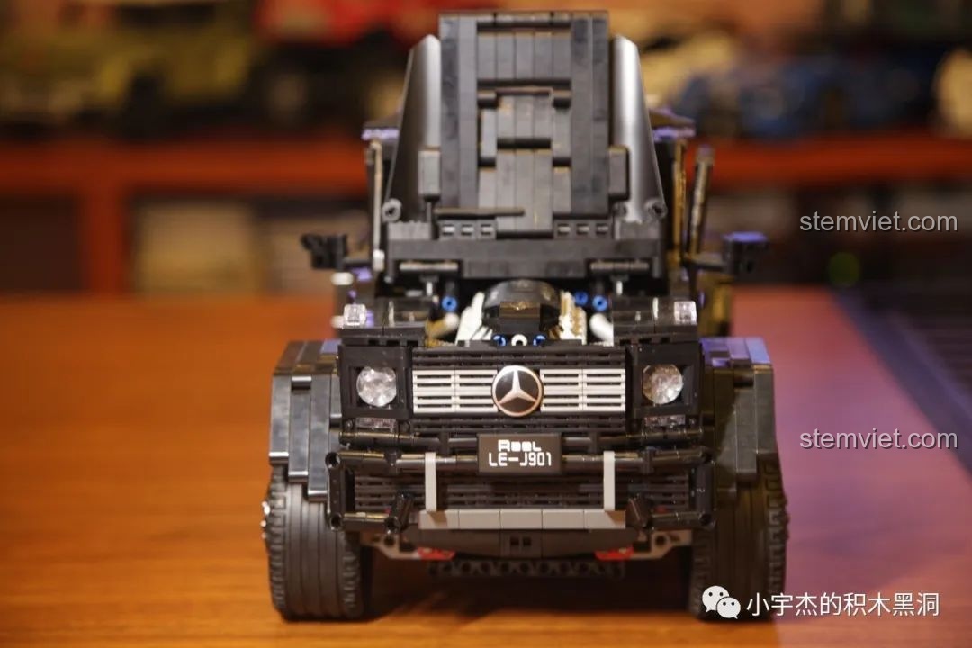 Các cánh cửa xe của mô hình Rael LE-J901 Mercedes G63 AMG 6x6 mở ra, hé lộ nội thất chi tiết.