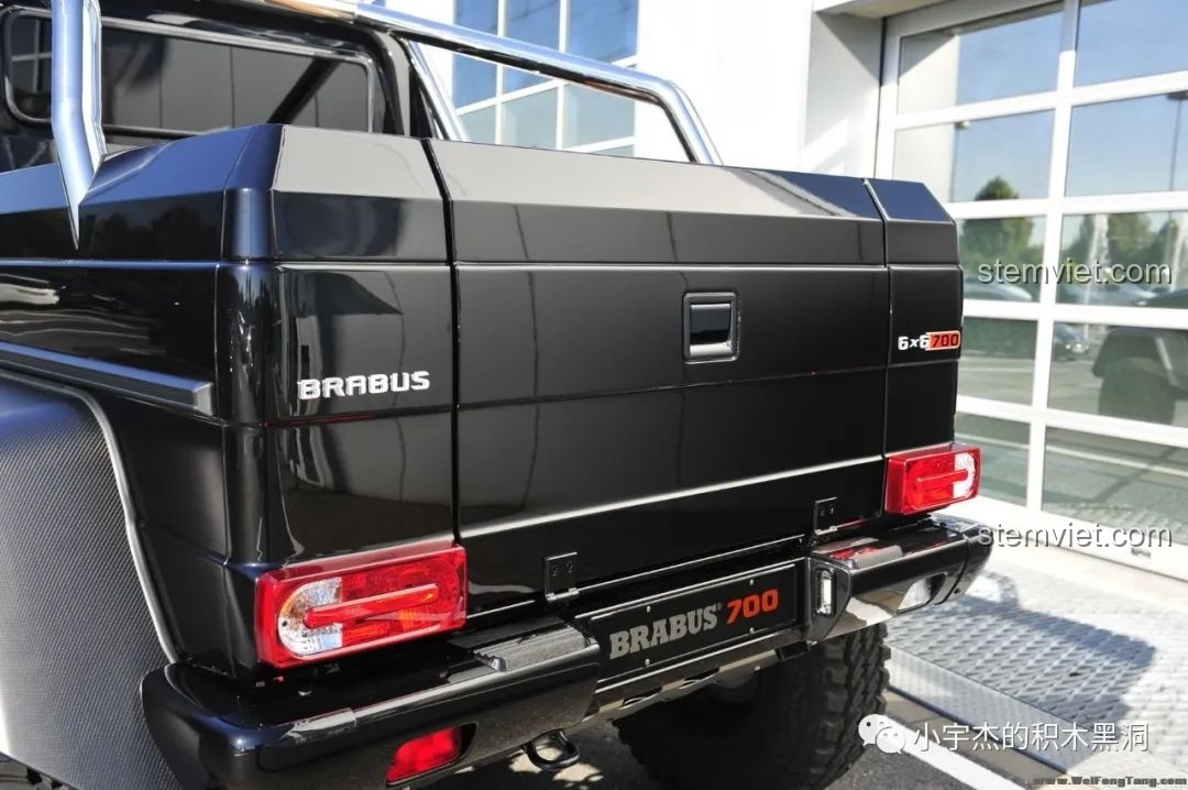 Các cánh cửa xe của mô hình Rael LE-J901 Mercedes G63 AMG 6x6 mở ra, hé lộ nội thất chi tiết.