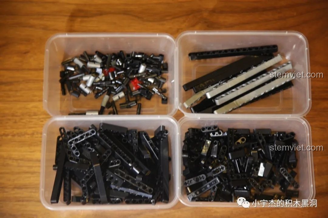 Phần đầu xe của bộ Rael LE-J901 Mercedes G63 AMG 6x6 đang được lắp ráp, với động cơ V8 lộ ra.