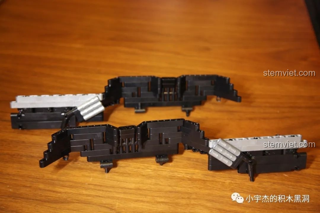 Phần đầu xe của bộ Rael LE-J901 Mercedes G63 AMG 6x6 đã hoàn chỉnh, với lưới tản nhiệt và logo Mercedes-Benz.