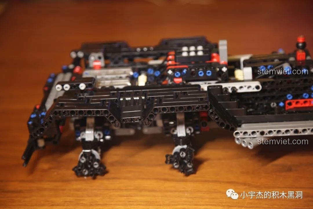 Nắp capo của bộ Rael LE-J901 Mercedes G63 AMG 6x6 mở ra, hé lộ động cơ V8 chi tiết bên trong.