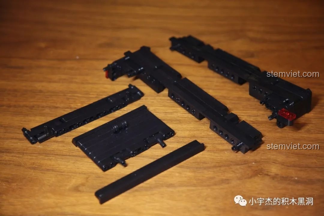 Ảnh động cơ xe Mercedes G63 AMG 6x6 thực tế với các chi tiết máy móc phức tạp và màu sắc nổi bật.