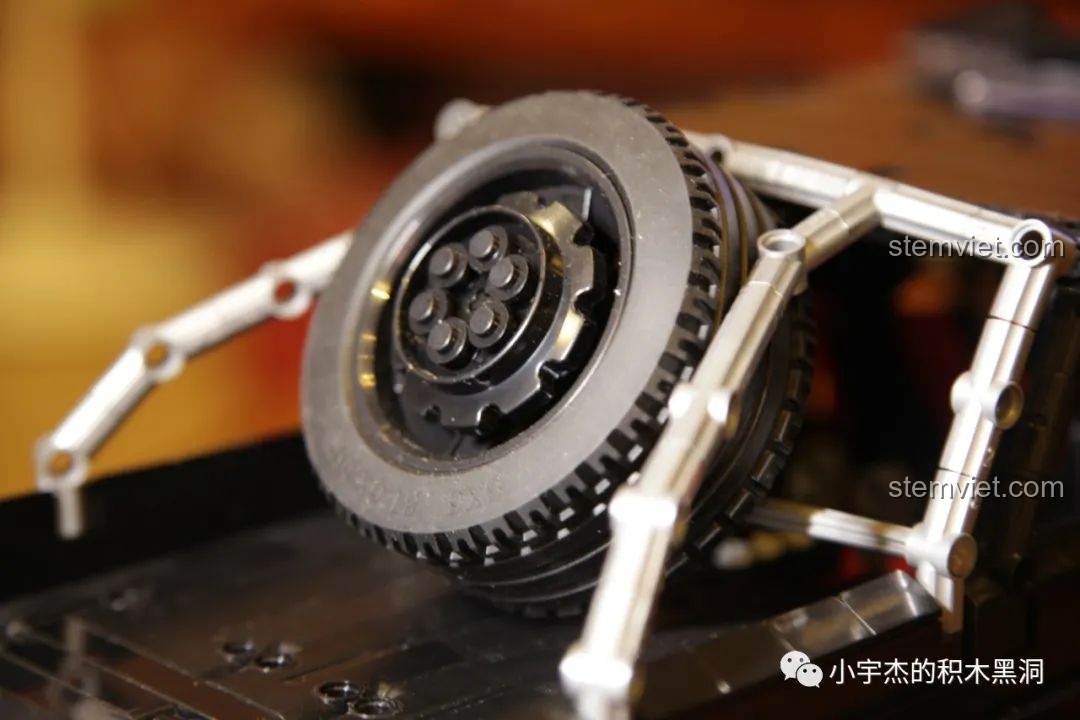 Mô hình đồ chơi lắp ráp Rael LE-J901 Mercedes G63 AMG 6x6 nhìn từ dưới lên, thể hiện hệ thống treo và truyền động.