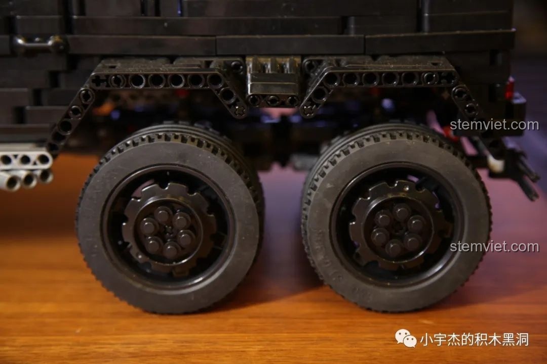 Chi tiết đuôi xe của mô hình Rael LE-J901 Mercedes G63 AMG 6x6, với logo AMG và G63.