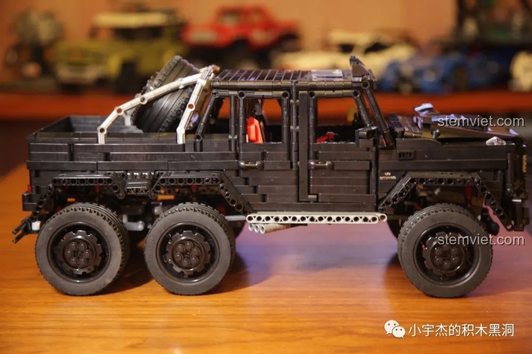 Chi tiết gương chiếu hậu của mô hình Rael LE-J901 Mercedes G63 AMG 6x6, làm từ sticker kim loại.