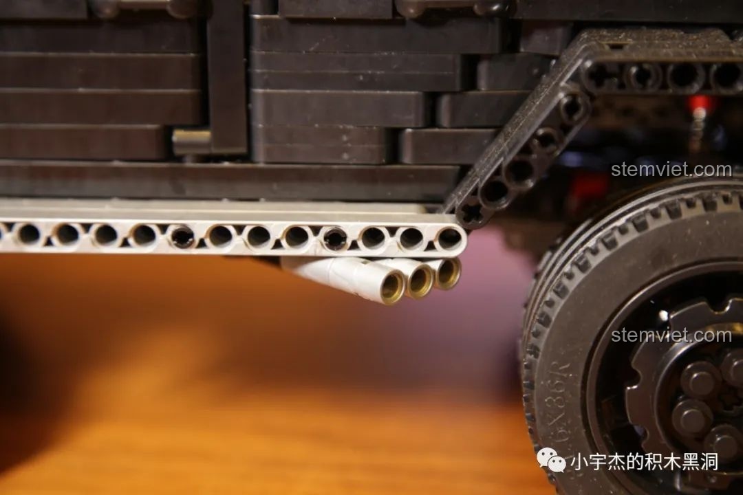 Chi tiết gương chiếu hậu của mô hình Rael LE-J901 Mercedes G63 AMG 6x6 đã dán sticker, nhìn chân thực.