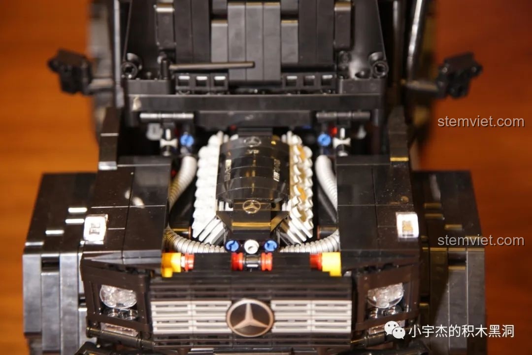 Mô hình đồ chơi lắp ráp Rael LE-J901 Mercedes G63 AMG 6x6 đã hoàn thành, nhìn từ phía sau.