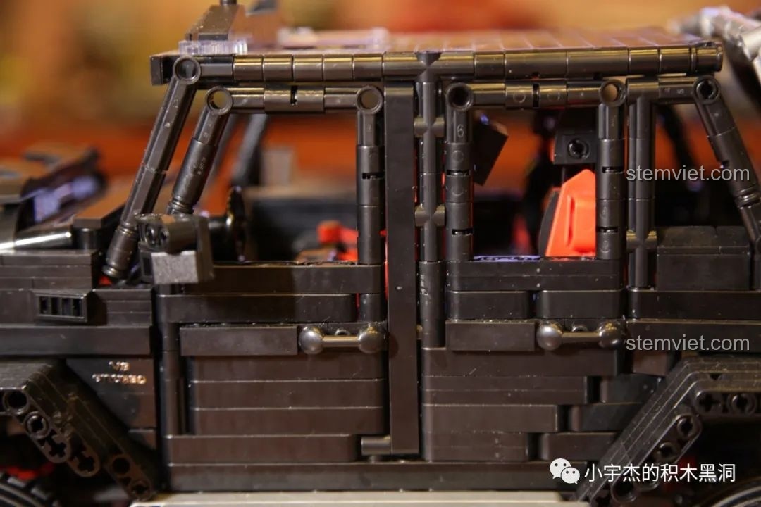 Chi tiết ống xả bên hông của mô hình Rael LE-J901 Mercedes G63 AMG 6x6, được tái hiện chân thực.