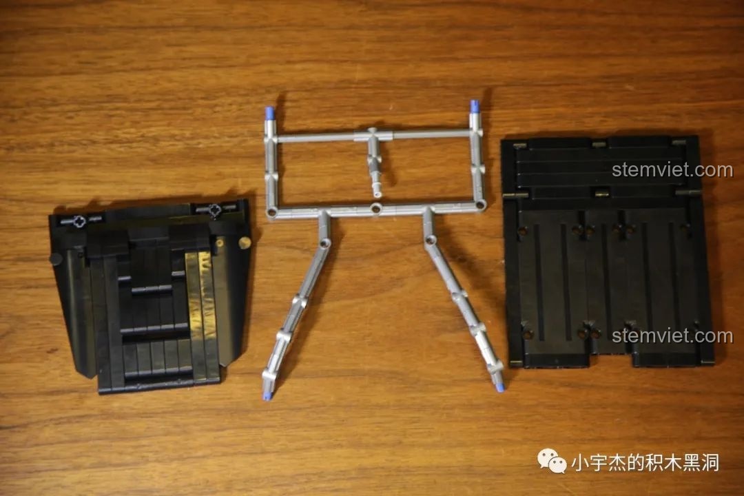 Nắp capo của bộ Rael LE-J901 Mercedes G63 AMG 6x6 mở ra, hé lộ động cơ V8 chi tiết bên trong.