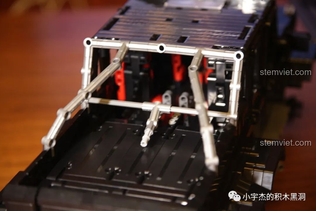 Mô hình đồ chơi lắp ráp Rael LE-J901 Mercedes G63 AMG 6x6 đã hoàn thành, nhìn từ bên hông.